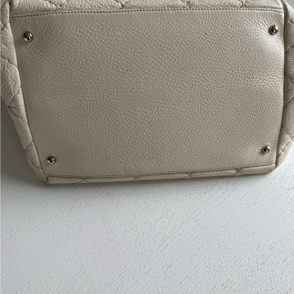 Chanel Quilted Ivory drawstring bag
On The Road Bucket Bag - Picture 7 of 14
